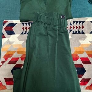 Women’s GAP Forest Green Cloud soft Top and Sweatpant set